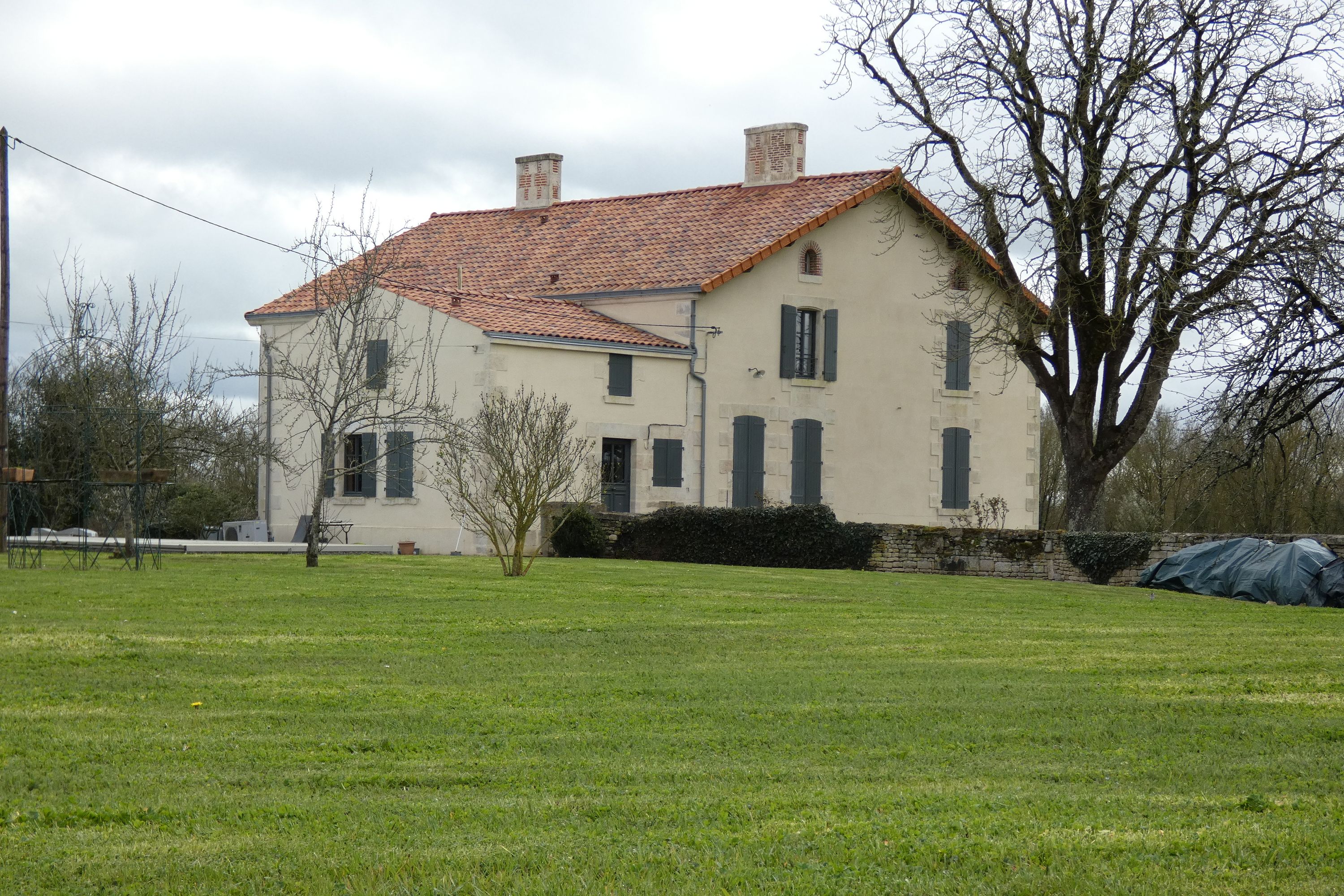 Prieuré de Sainte-Christine, puis ferme dite le Prieuré, actuellement maison, 2 rue du Prieuré