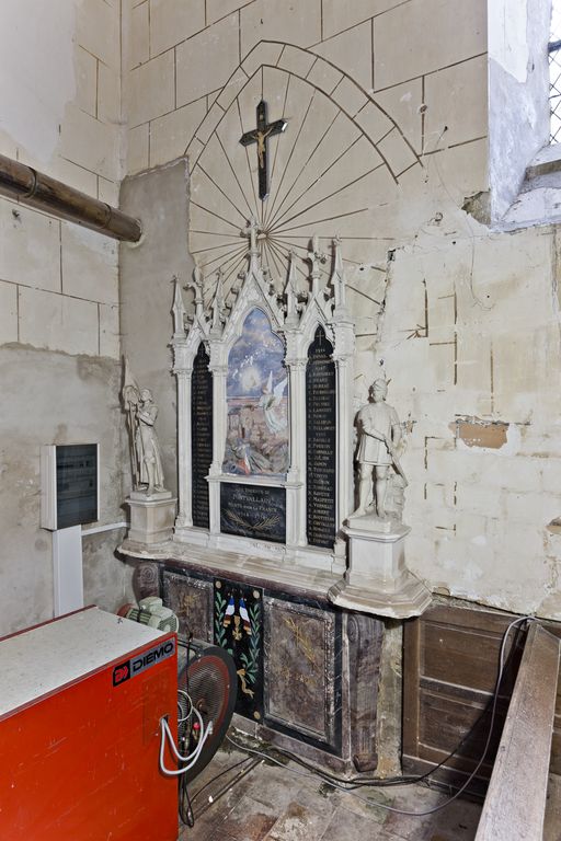 Monument aux morts, église paroissiale Saint-Pierre et Saint-Paul de Pontvallain