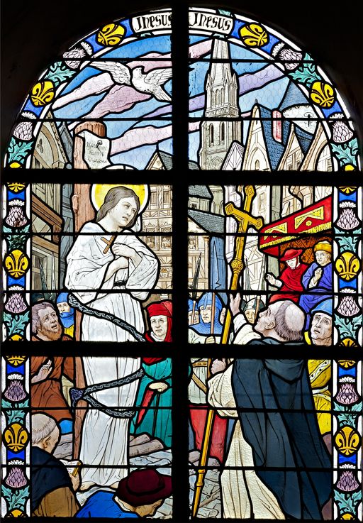 Verrière historiée : mort de sainte Jeanne d'Arc (baie 5) - Église paroissiale Saint-Fraimbault-et-Saint-Antoine, Epineu-le-Chevreuil