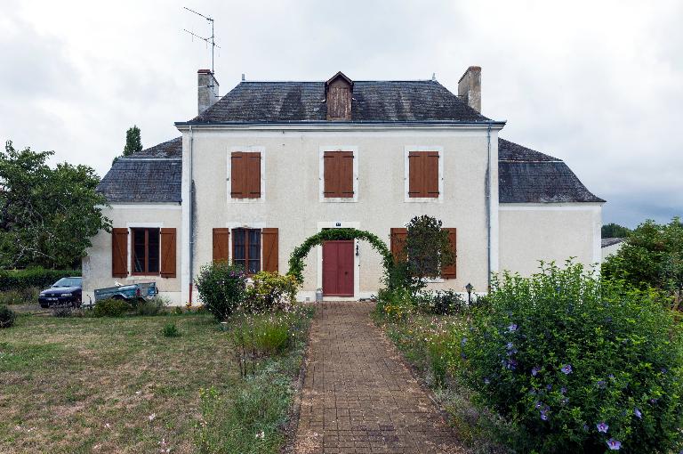 Le presbytère d'Aulaines, actuellement maison 80, avenue de la Forêt à Bonnétable.