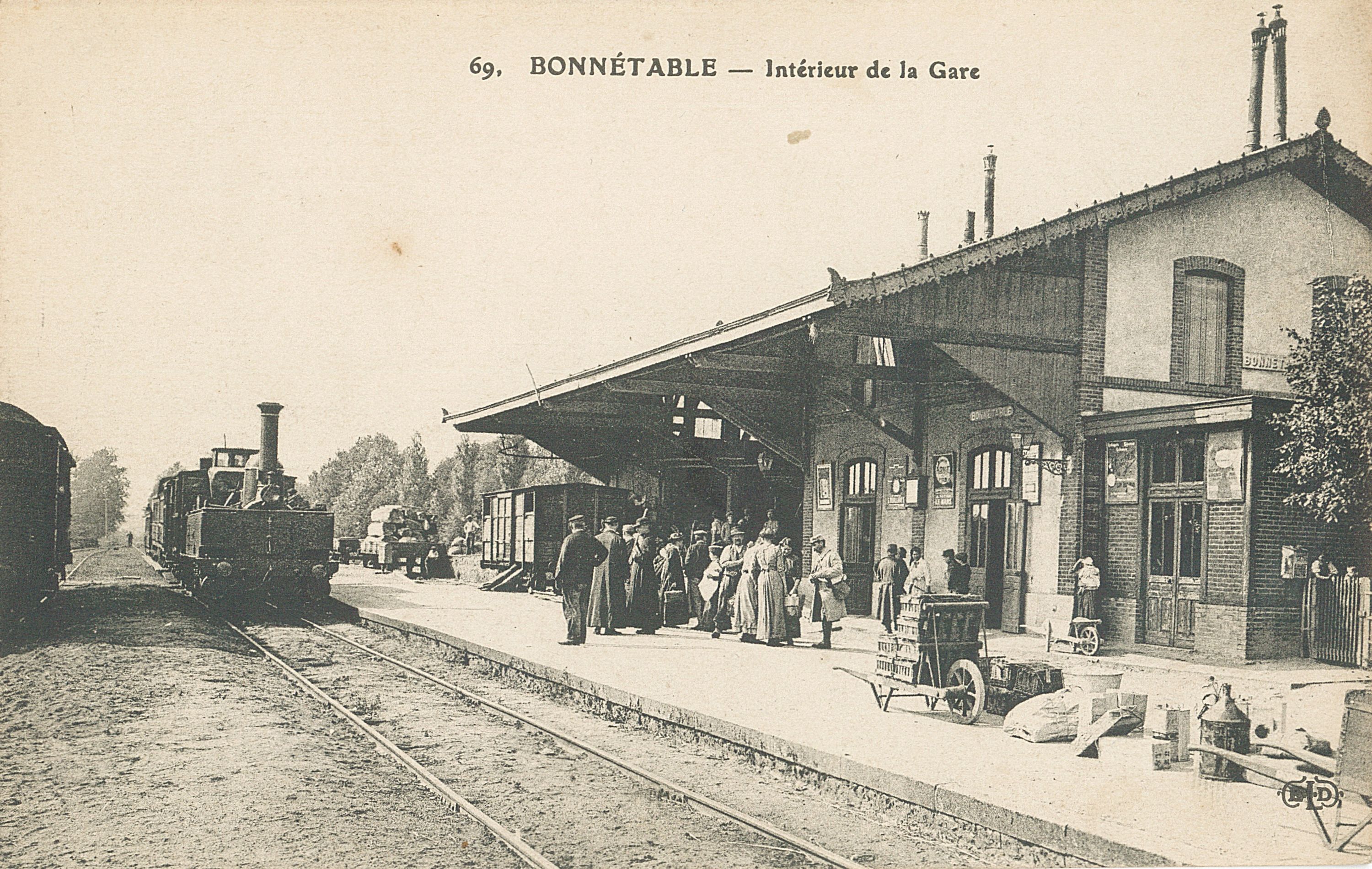 La gare de la ligne de chemin de fer de Mamers à Saint-Calais, actuellement gare de la ligne du chemin de fer touristique de la Sarthe.