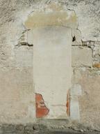 Vestige de baie à linteau en arc segmentaire sur le mur pignon de l'ancienne auberge, rue du Lion d'Or.