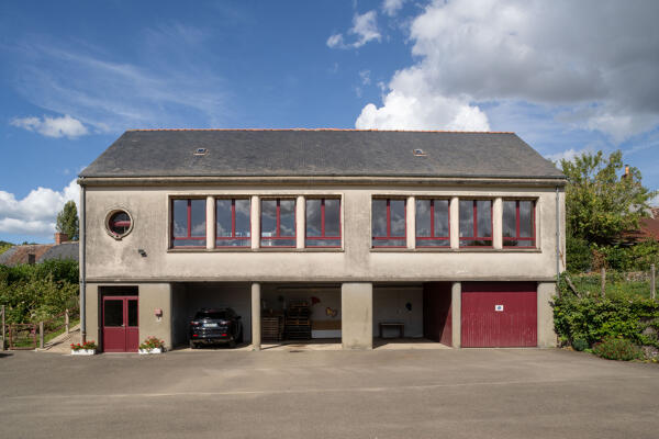 Mairie-école de Saint-Georges-de-la-Couée, actuellement mairie, bureau de poste et salle des fêtes