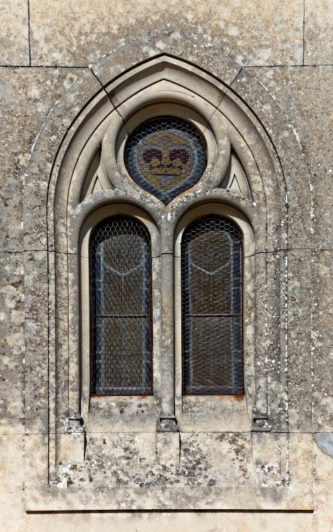 Ensemble de 3 verrières décoratives (baies 0 à 2) - Chapelle funéraire de la famille de La Tour d'Auvergne-Lauraguais, Villiers-Charlemagne