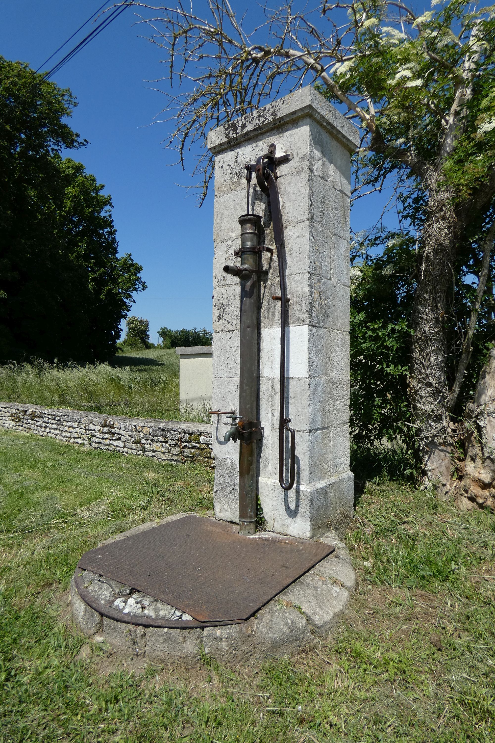 Borne fontaine de Prinçay