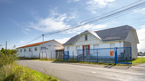 Établissement vinicole de négociant, établissements Olivier, actuellement entrepôt commercial et garage de réparation automobile