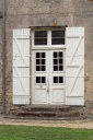 Hôtel XVIIIe siècle, détail de la porte fenêtre et de son perron.