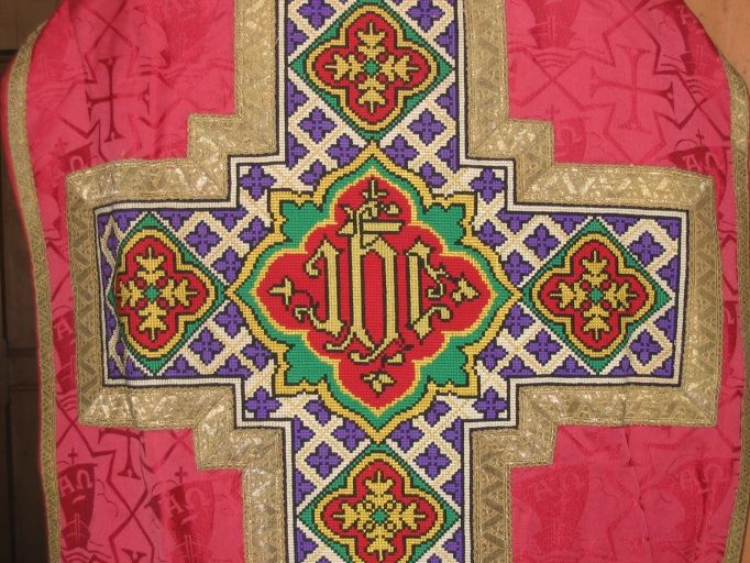 Ornement rouge n° 12 : chasuble, étole, bourse de corporal, voile de calice