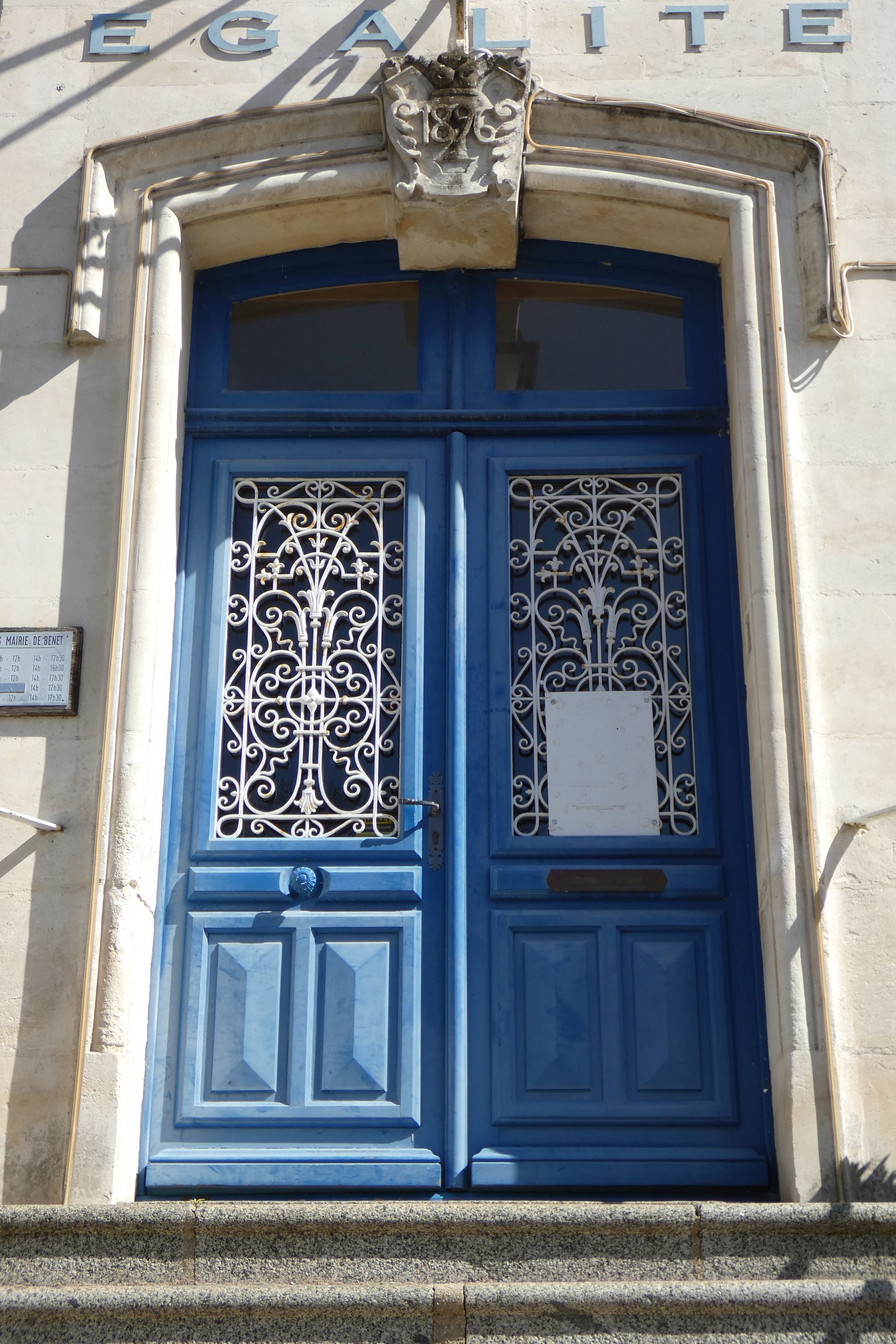 Ecole primaire publique de filles, puis bureau de poste, puis mairie, actuellement salles de réunions