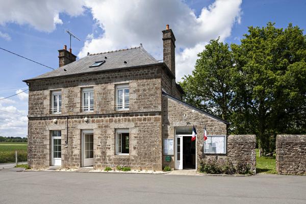 Ecole mixte, actuellement mairie de Rennes-en-Grenouilles.