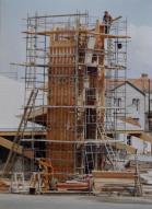 Construction du clocher, printemps 1974.