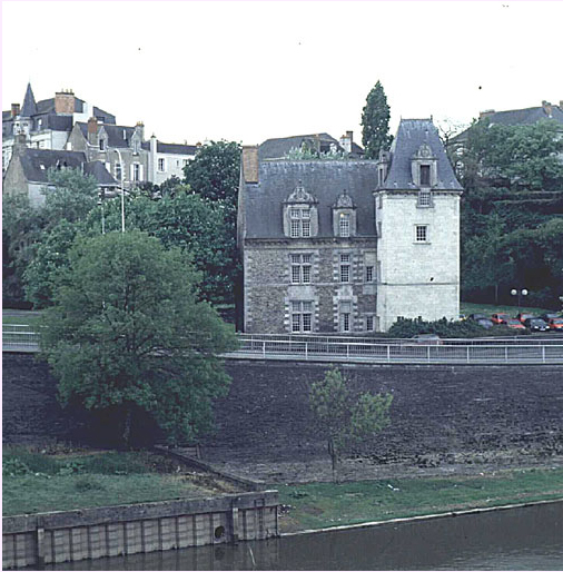 Hôtel Etienne Hervé, puis hôtel Ogeron de la Boire, puis école de charité, puis école des Frères des Ecoles chrétiennes, dit faussement hôtel du Roi-de-Pologne, actuellement institut municipal