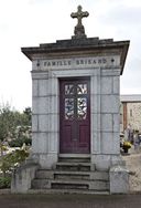Verrière à personnage : Immaculée Conception - Chapelle de funéraire de la famille Brisard, Argentré