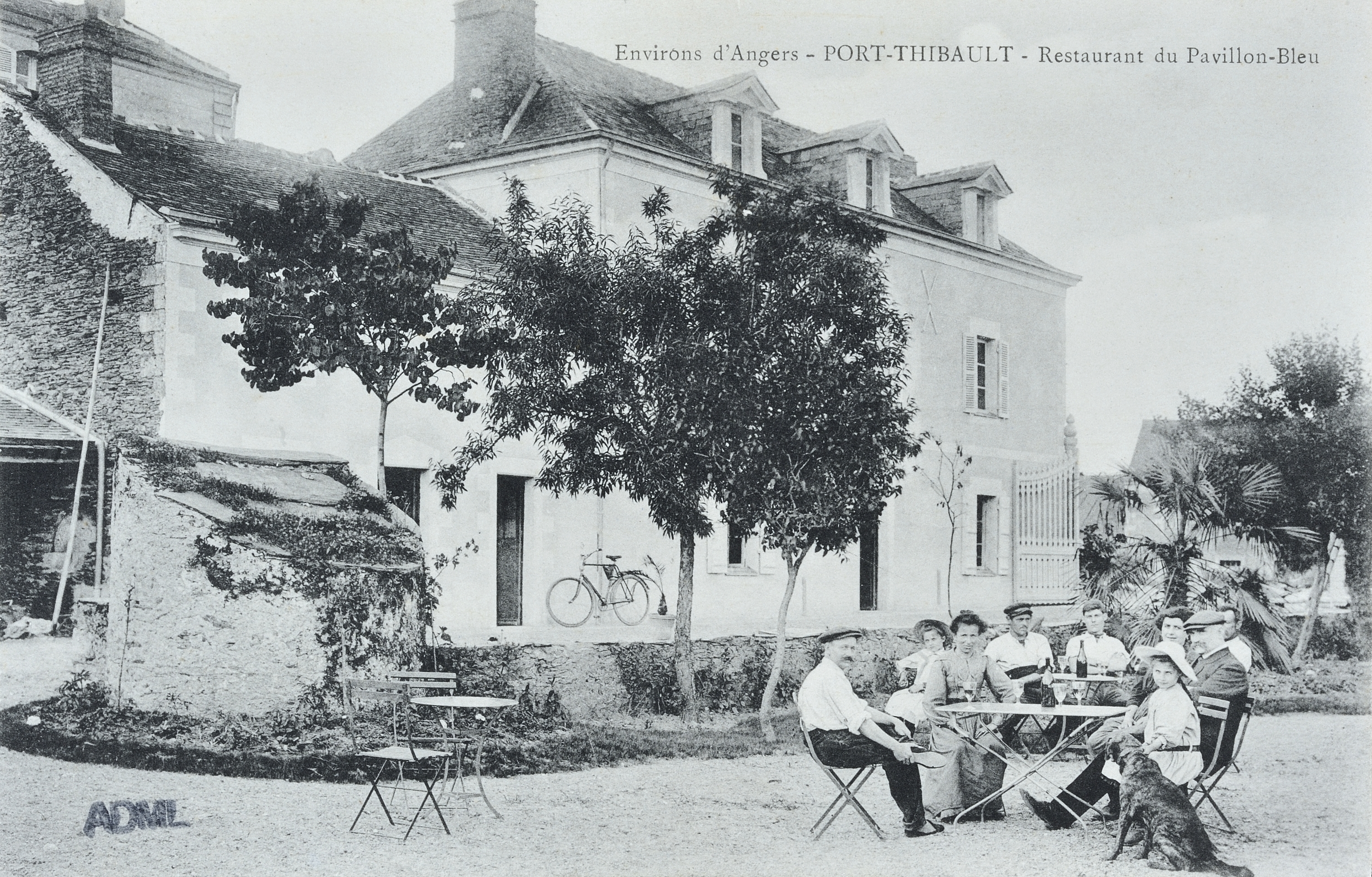 L'hôtel-restaurant Le Pavillon bleu à Sainte-Gemmes-sur-Loire. (AD Maine-et-Loire ; 6 Fi 4244).