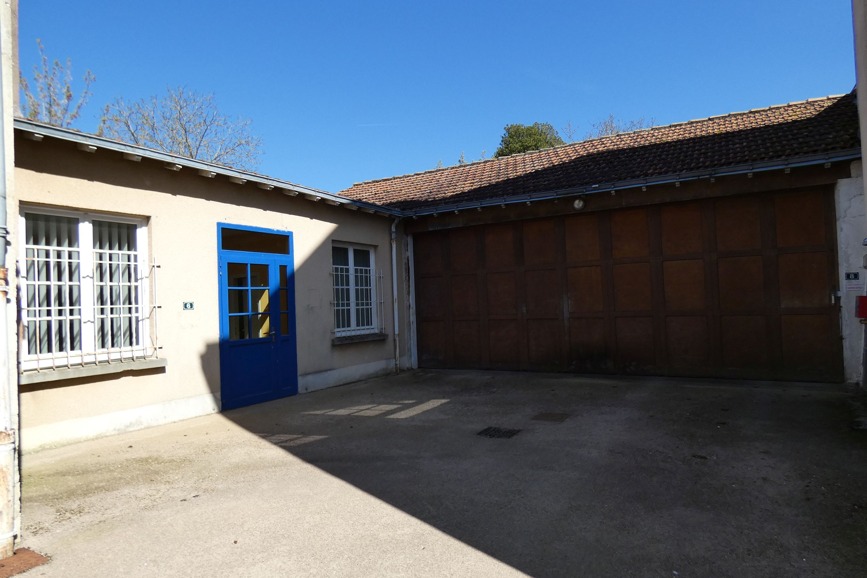 Ecole primaire publique de filles, puis bureau de poste, puis mairie, actuellement salles de réunions