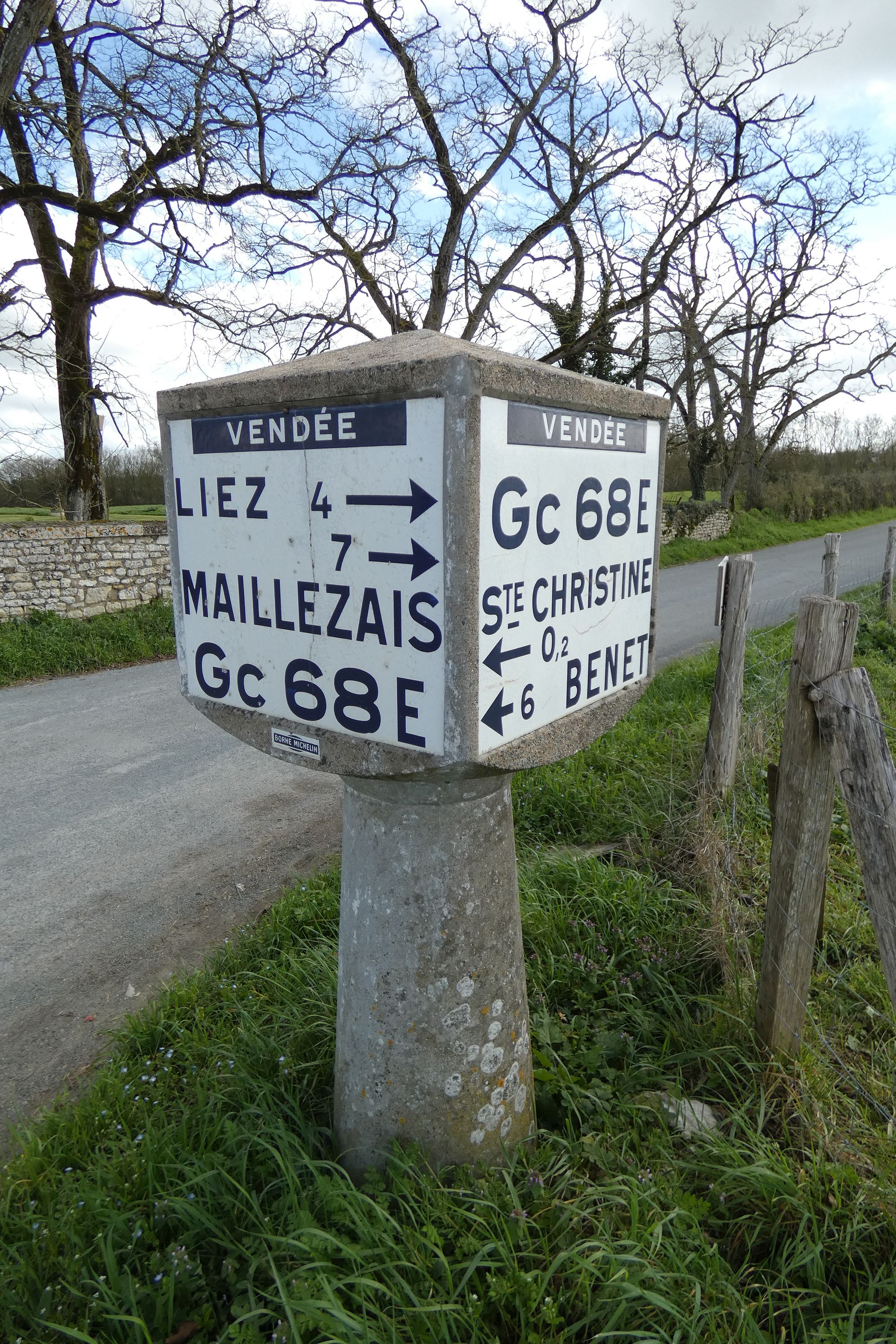 Borne routière, route de Liez