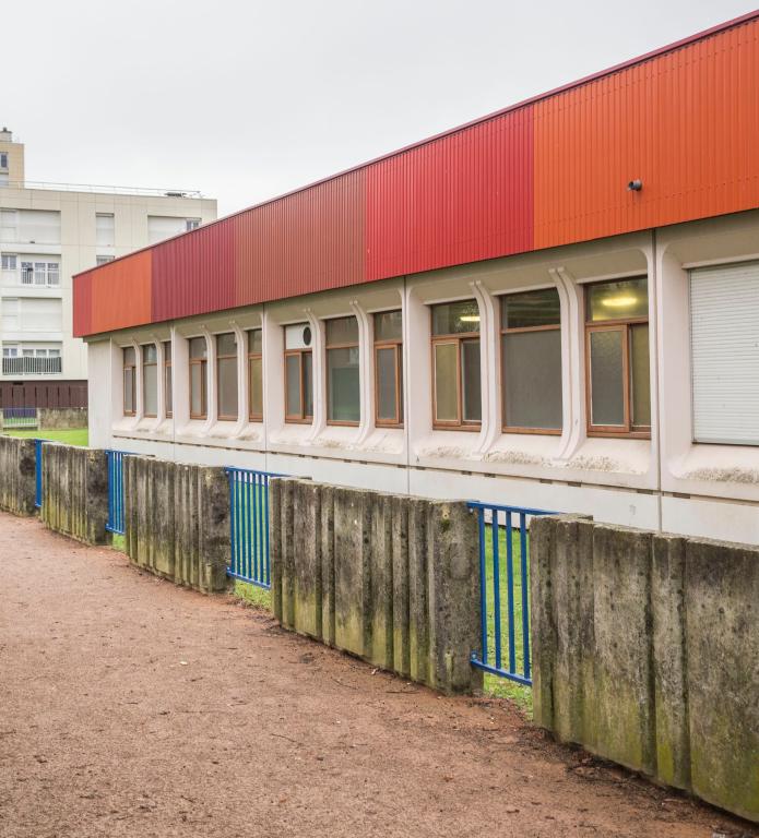 Façade nord de l'école des Sablonnières.