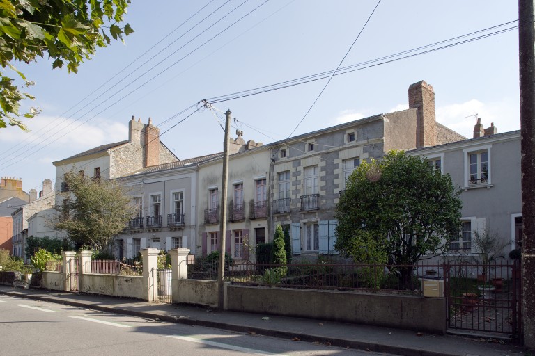 Vue d'ensemble (maisons volets rouges et volets bleues).