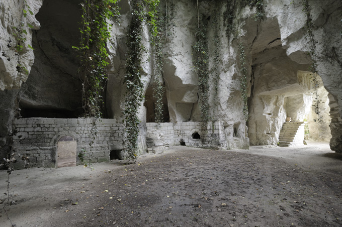 Carrière souterraine, puis demeures et édifice artisanal de production de prunes séchées, aujourd'hui maison dite Bellevue, 1 place des Dames-de-Tourzel, Montsoreau