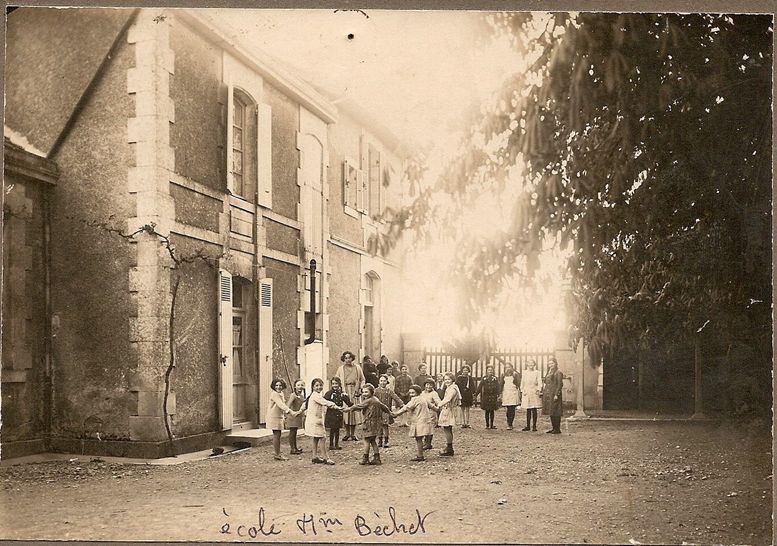 Mairie et école primaire de Sainte-Christine, actuellement salle des fêtes, 24 rue du Champ-de-la-Ville