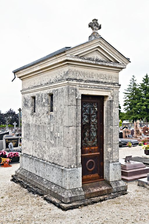 Chapelle funéraire de la famille Meslay - rue du Onze-Novembre, Saint-Berthevin