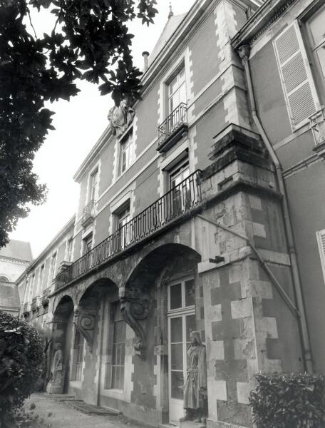 Abbaye du Ronceray, puis école royale, puis nationale supérieure d'Arts et Métiers (ENSAM)