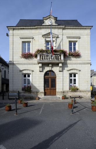 Mairie et halle, actuellement mairie, 1 place des Plantagenêts, Fontevraud-l'Abbaye