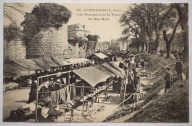 Le marché installé dans l'ancien fossé bordant le mail entre la porte Bizienne et la porte Saint-Michel.