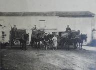 Transporteurs de cochons devant la maison d'origine, prolongée à droite par l'abattoir, vers 1905. Eugène Pageaud porte un large chapeau, son épouse à gauche de lui, leur fille Marie devant, en blanc.