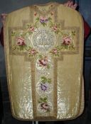 Ornement doré : chasuble, étole, manipule, voile de calice, bourse de corporal