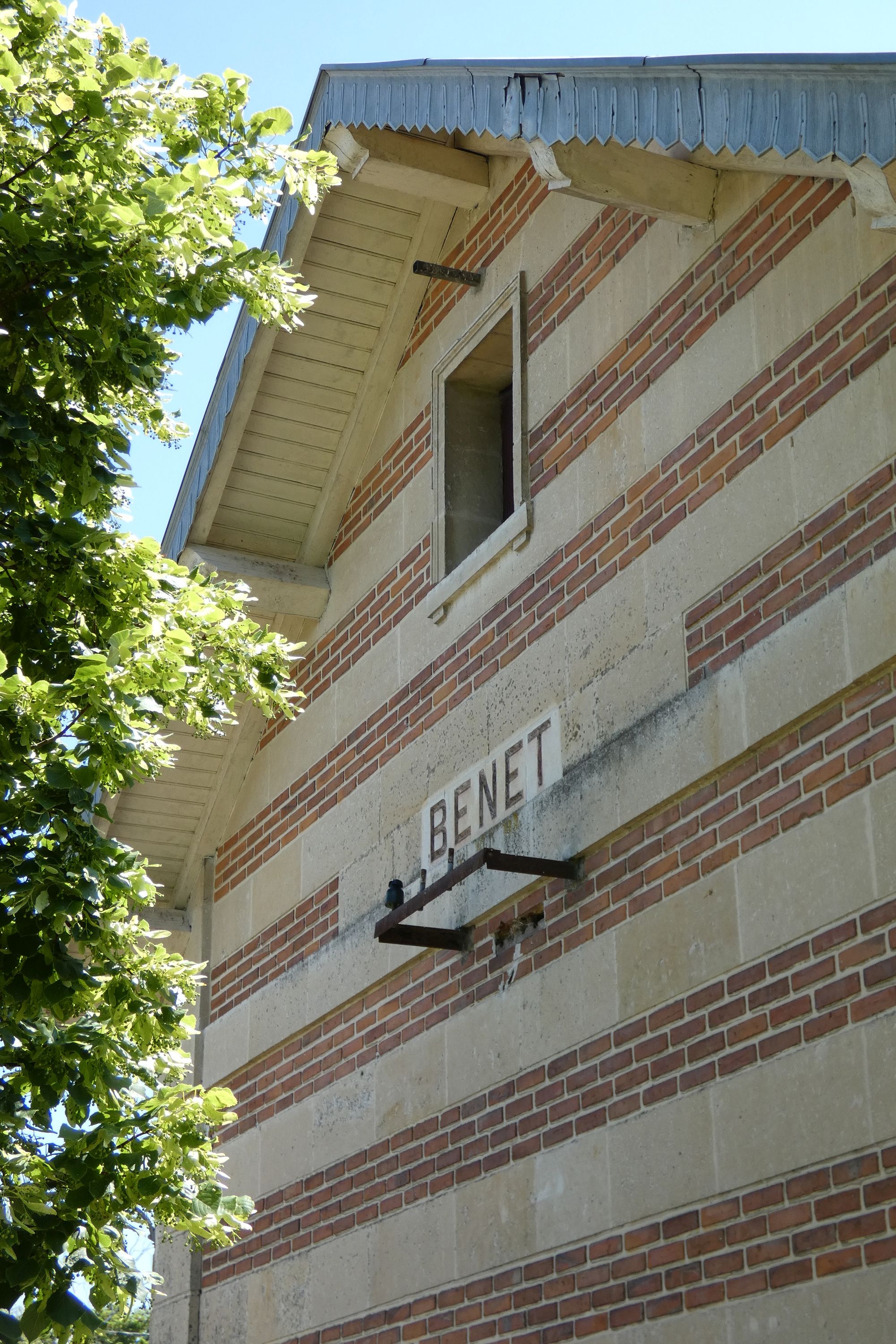 Gare de Benet, actuellement maison, maison de garde-barrière et halle aux marchandises