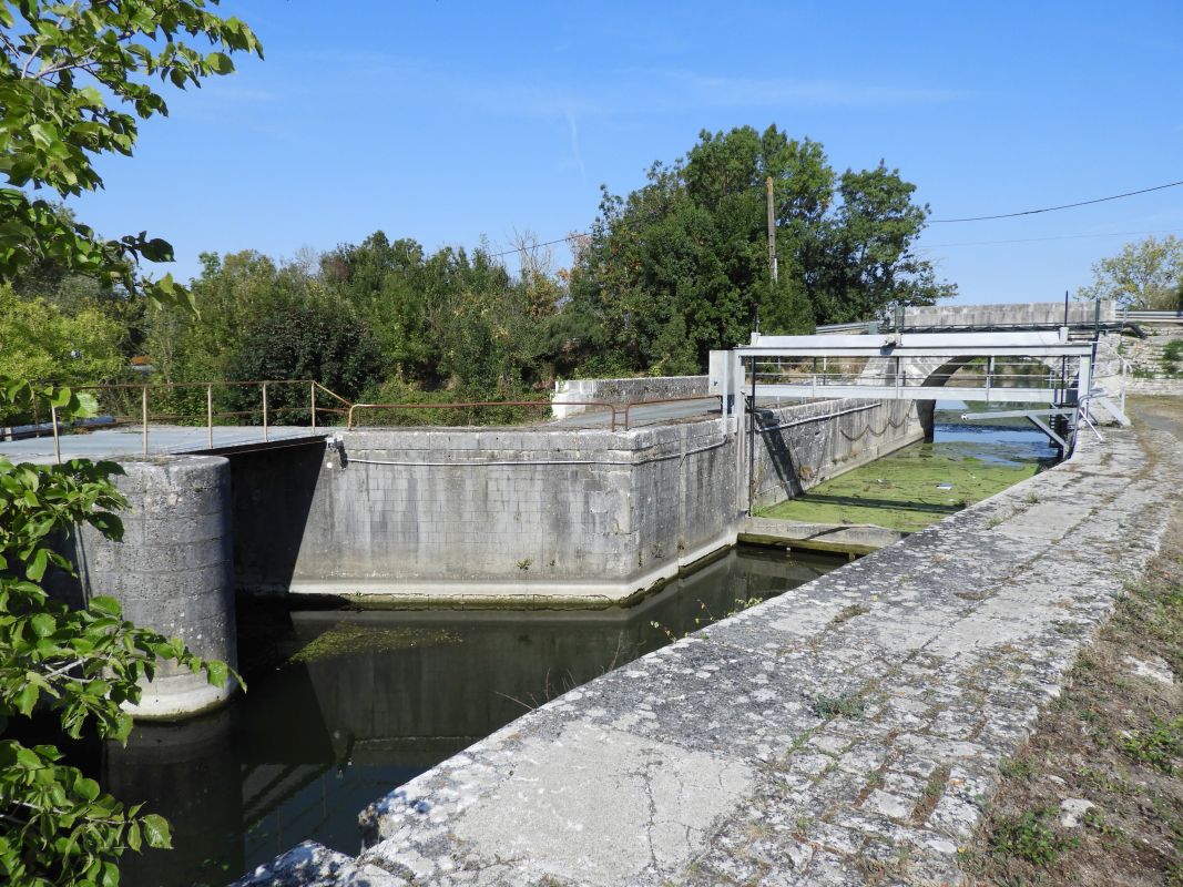 Aqueduc et écluse du Gouffre ; Route de La Rochelle