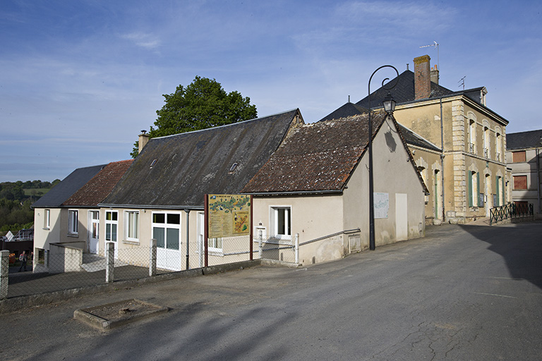 Presbytère, actuellement maison, 1 place de la Poste