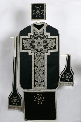 Ornement noir : chasuble ; étole ; manipule ; voile de calice ; bourse de corporal - Église paroissiale et prieurale Notre-Dame, Saulges