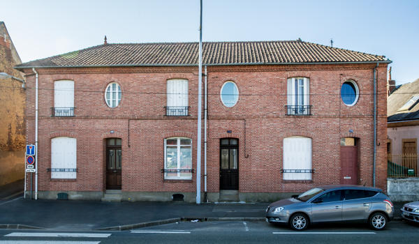 Vue des maisons de briques avenue Olivier-Heuzé.