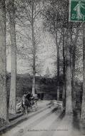 Le clocher à travers les arbres, carte postale du début du XXe siècle.