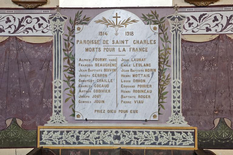 Monument aux morts, église paroissiale Saint-Charles de Saint-Charles-la-Forêt