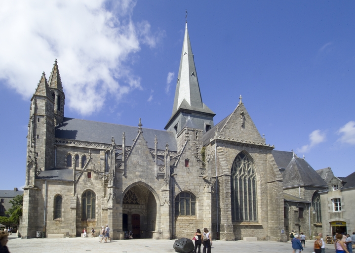 Collégiale Saint-Aubin, place Saint-Aubin