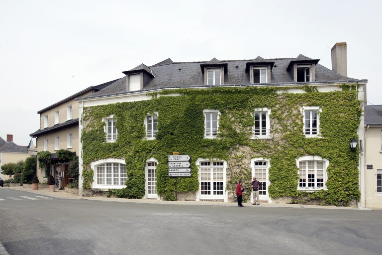 Maison, puis hôtel moderne, actuellement hôtel de l'Ermitage - 3 place Saint-Pierre, 2e maison, Saulges