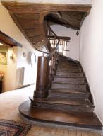 Logis, rez-de-chaussée, corridor : escalier tournant en bois.