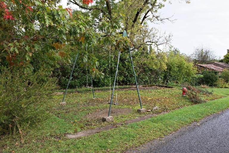 Portique sur l'espace commun au Champ Ménard (La Remaudière)