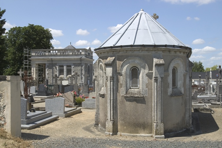 Chapelle funéraire de la famille Soucany de Landevoisin, cimetière de Vaiges