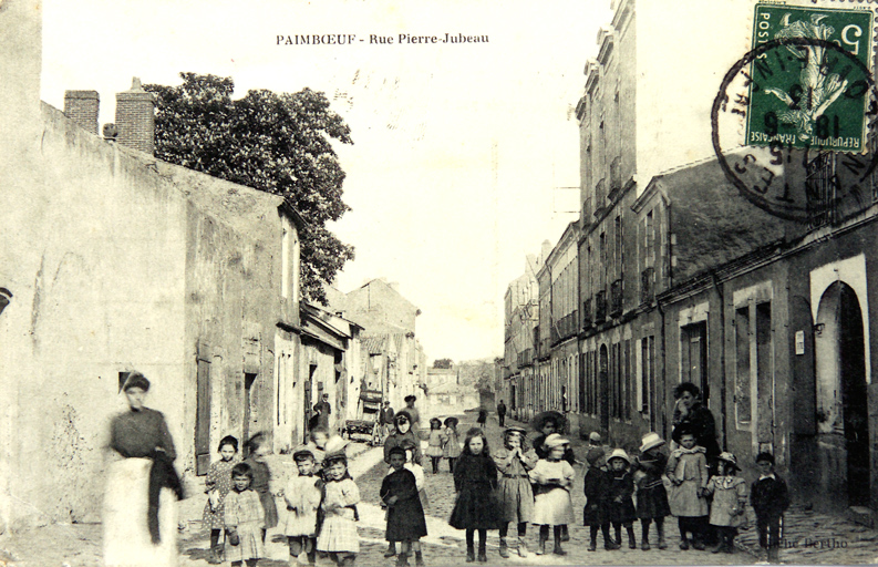 La rue Pierre-Jubau, vue prise du n° 23 (à droite) vers le n° 1, au centre la maison n° 19 (actuellement détruite).