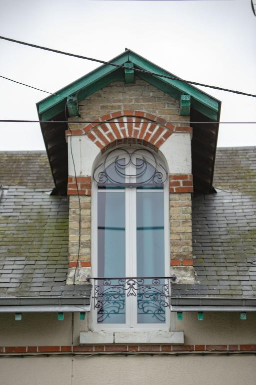 Vue de la lucarne d'une maison boulevard Jean-Jacques-Rousseau