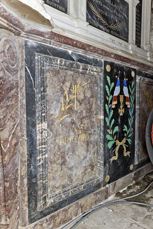 Monument aux morts, église paroissiale Saint-Pierre et Saint-Paul de Pontvallain