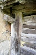 Matériaux et mises en œuvre : structure sur poteaux, remplissage de poutres de bois empilées horizontalement (Bourg, maison 1).