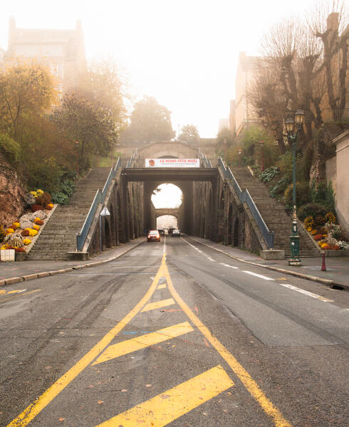 Vue du tunnel sous la ville close depuis les rives de Sarthe.