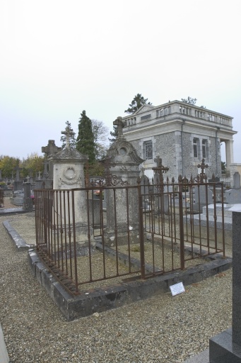 Tombeaux de la famille Ferré, cimetière de Vaiges