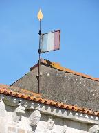 Le drapeau en métal fixé au sommet du mur pignon est, vu depuis le sud-ouest.