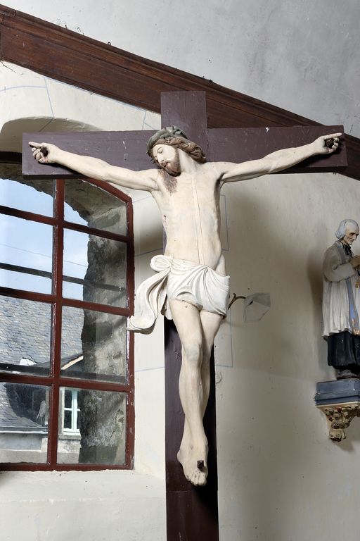 Statue : Christ en croix - Église paroissiale Saint-Léger, Saint-Léger